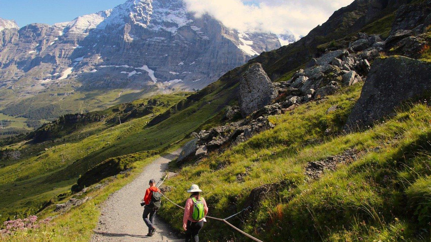 Gente haciendo una ruta de montaña