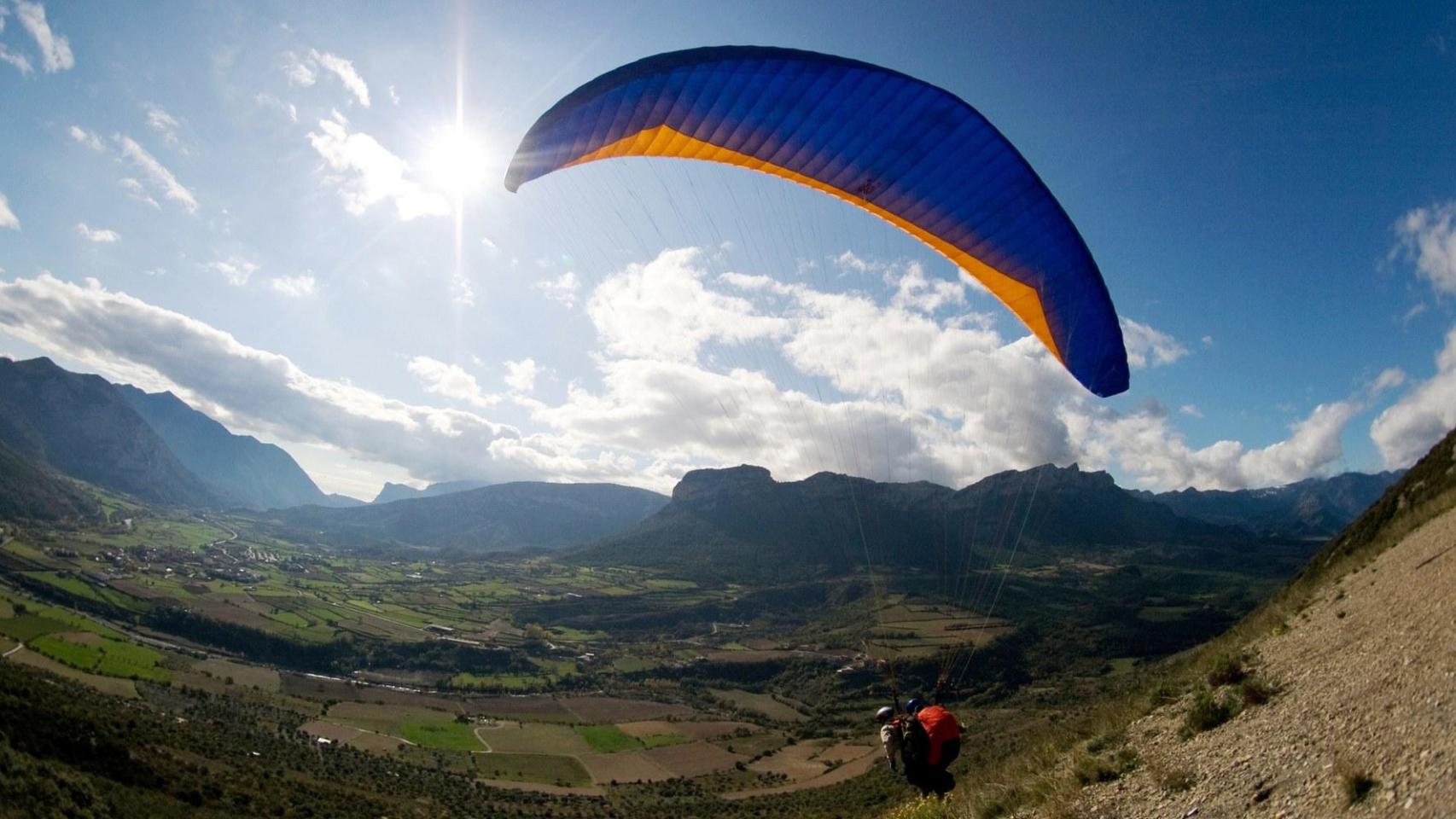 Un hombre practica parapente en Organyà