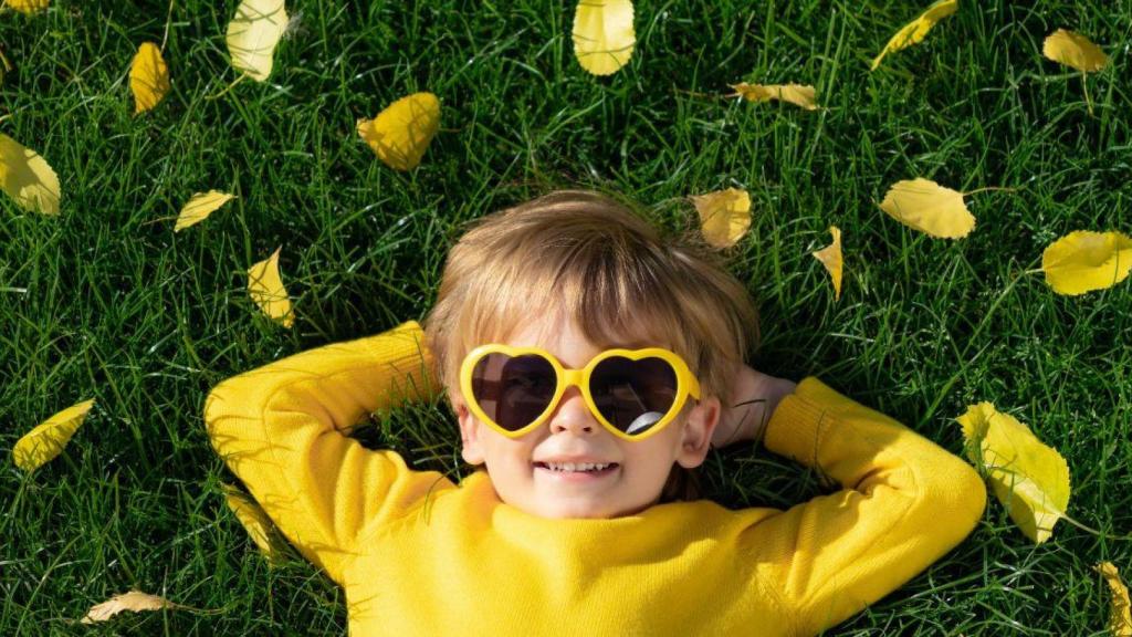 Un niño con gafas de sol, feliz | CANVA