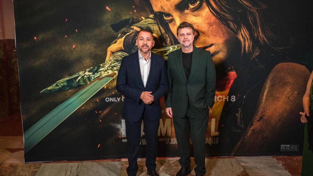 El alcalde de Santa Cruz de Tenerife, José Manuel Bermúdez, y el director Juan Carlos Fresnadillo en el estreno de 'Damsel'