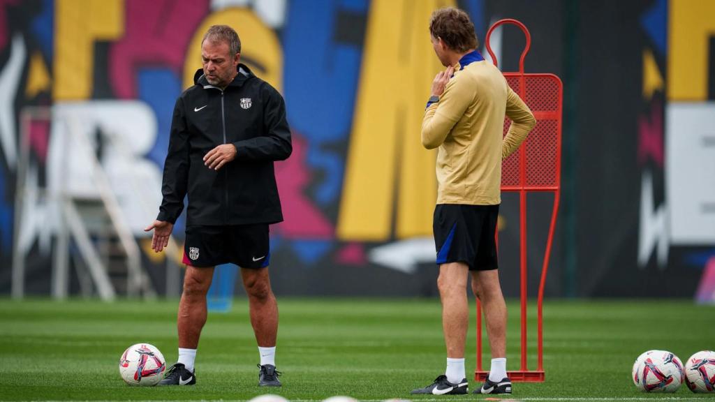 Hansi Flick da indicaciones en el entrenamiento del Barça antes de visitar al Villarreal