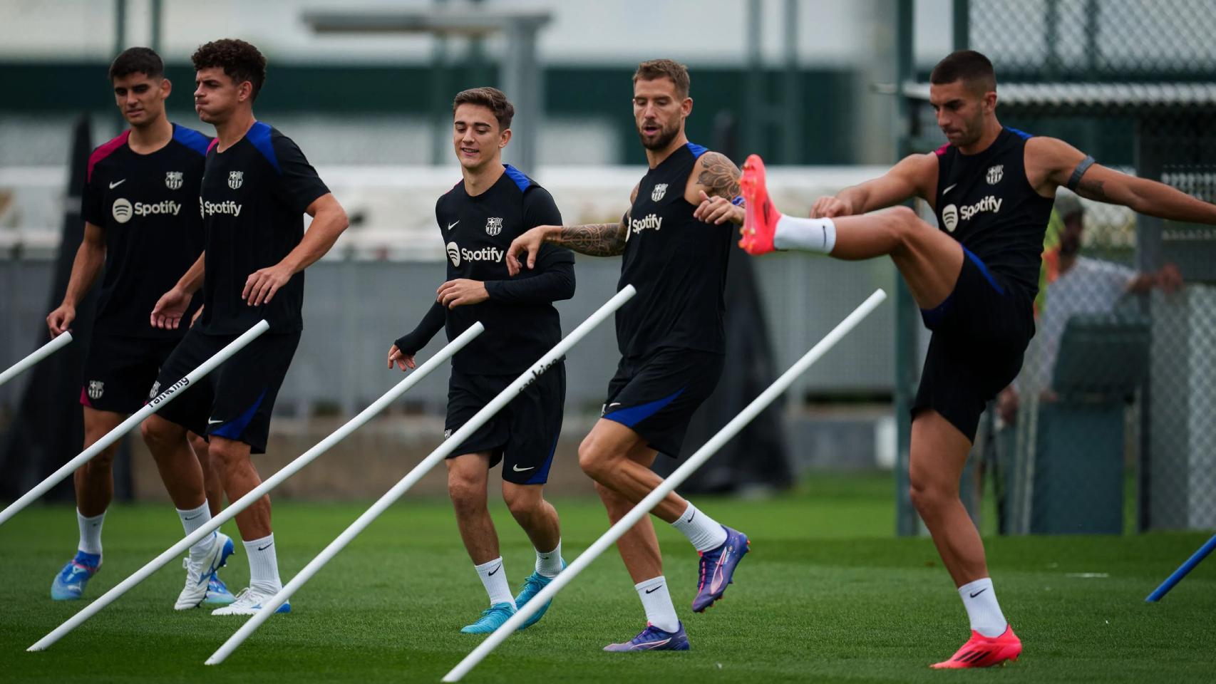 Los jugadores del Barça entrenan antes de una jornada de Liga