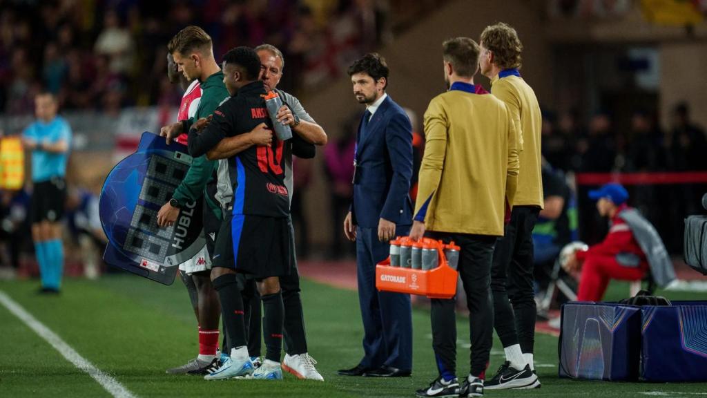 El abrazo de Hansi Flick y Ansu Fati durante el Mónaco-Barça