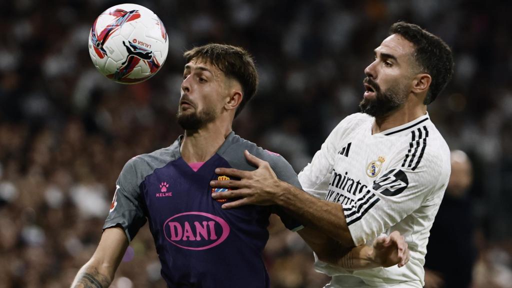 Jofre Carreras protege el balón ante Dani Carvajal