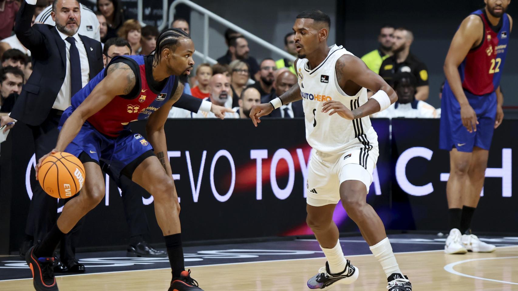 Kevin Punter, con el balón ante el base canadiense del Real Madrid, Xavier Rathan-Mayes