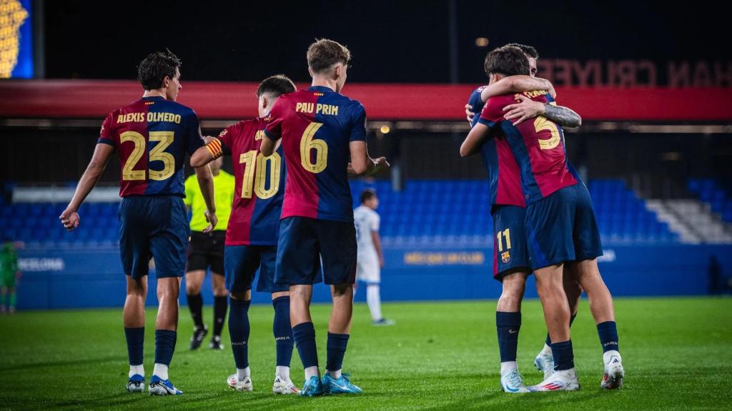 El Barça B de Albert Sánchez festeja una victoria en el Estadi Johan Cruyff