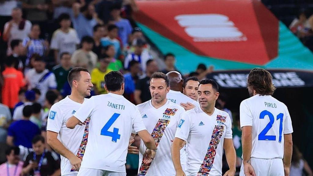 Xavi Hernández junto a otras leyendas del fútbol en un amistoso organizado por la FIFA