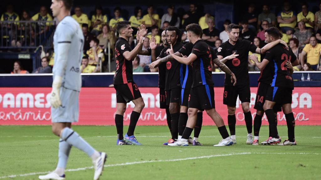 Los jugadores del Barça celebran uno de los goles de Lewandowski en La Cerámica