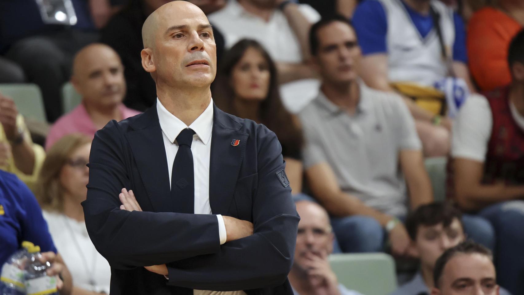 Joan Peñarroya dirige al Barça de basket frente al Real Madrid en la Supercopa