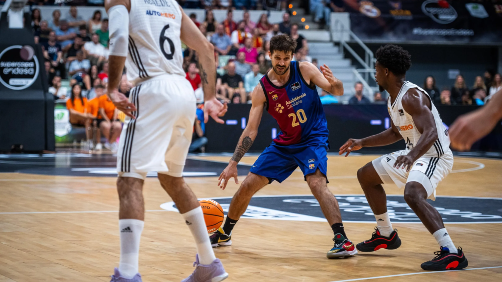 Nico Laprovittola sufre la férrea defensa del Madrid en Supercopa