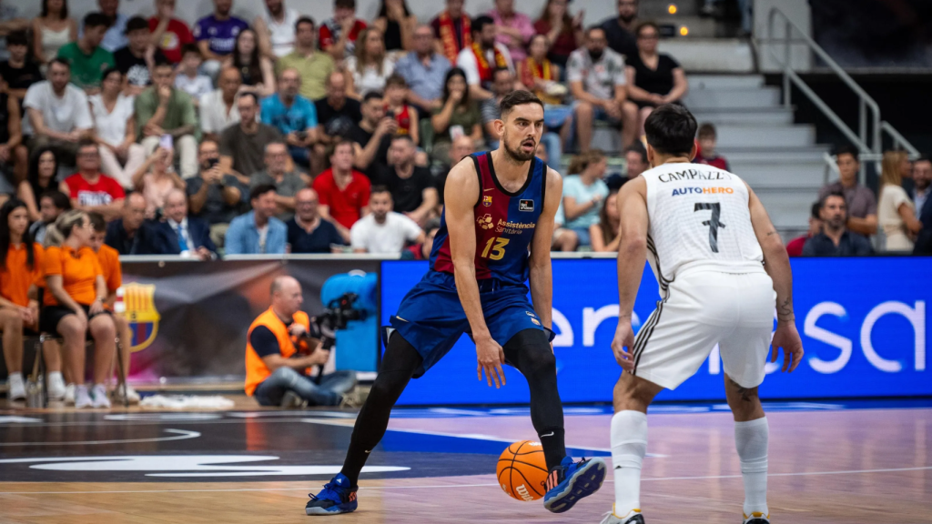 Tomas Satoransky sube el balón en el Real Madrid-Barça de basket