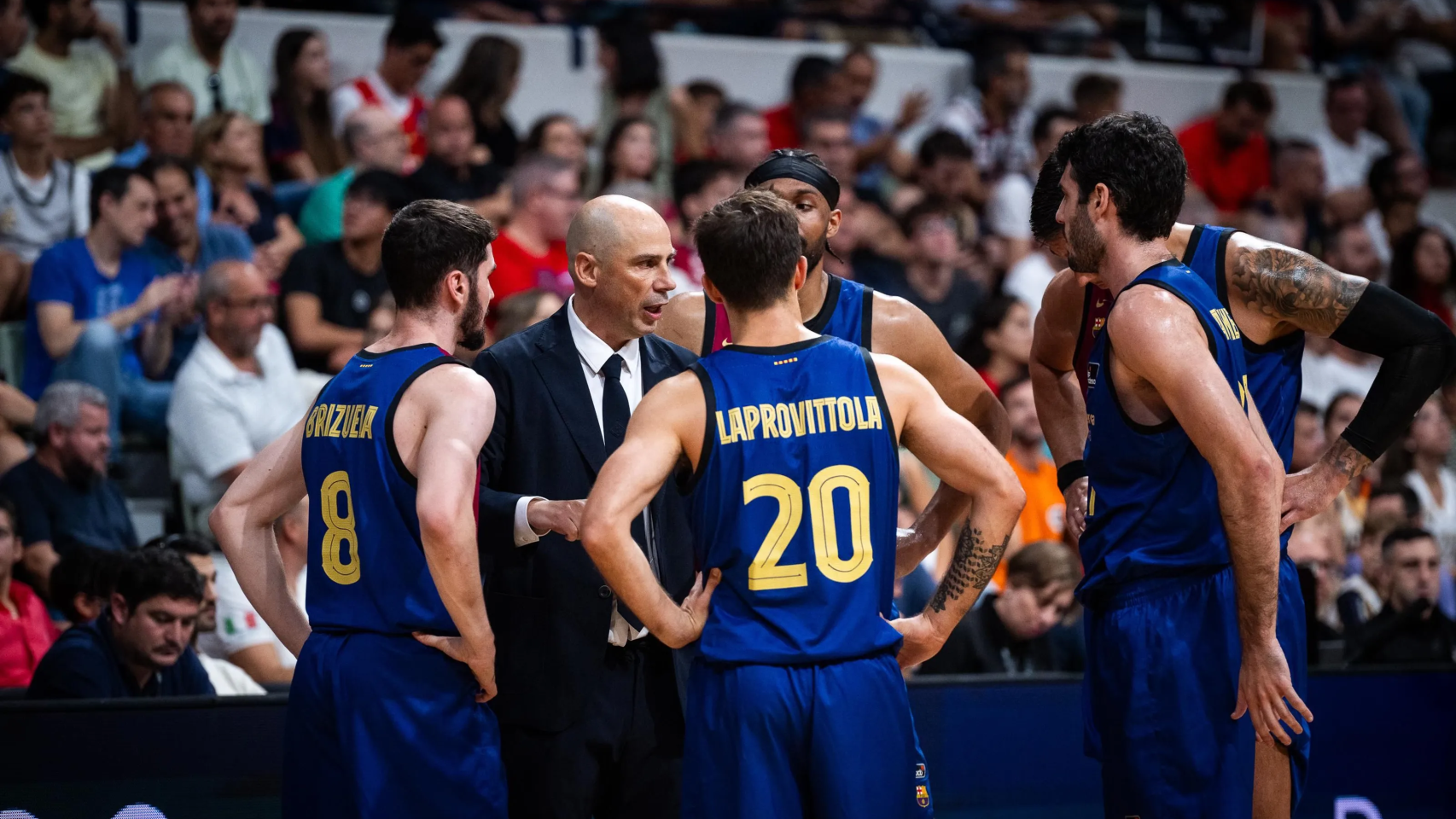 Joan Peñarroya da indicaciones en el Real Madrid-Barça de basket de Supercopa