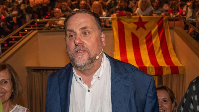 El expresidente de ERC, Oriol Junqueras, a su llegada a la presentación de la candidatura 'Militancia Decidim', en el Teatre La Passió, a 21 de septiembre de 2024, en Olesa de Montserrat, Barcelona