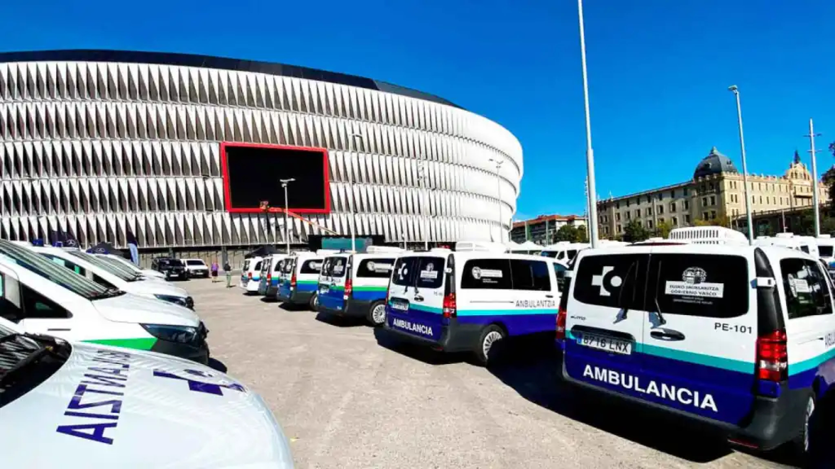 Imagen de vehículos sanitario de la Pau ante el Estadio Nuevo San Mamés de Bilbao