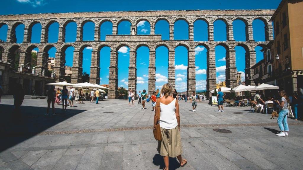 Visitantes en torno al Acueducto de Segovia