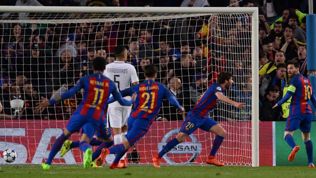 Los jugadores del Barça celebran el gol de Sergi Roberto