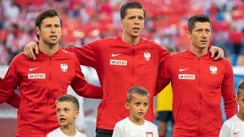 Szczesny con Lewandowski, cantando el himno de Polonia