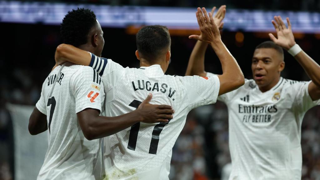 Vinicius, Lucas Vázquez y Mbappé celebran el primer gol contra el Alavés