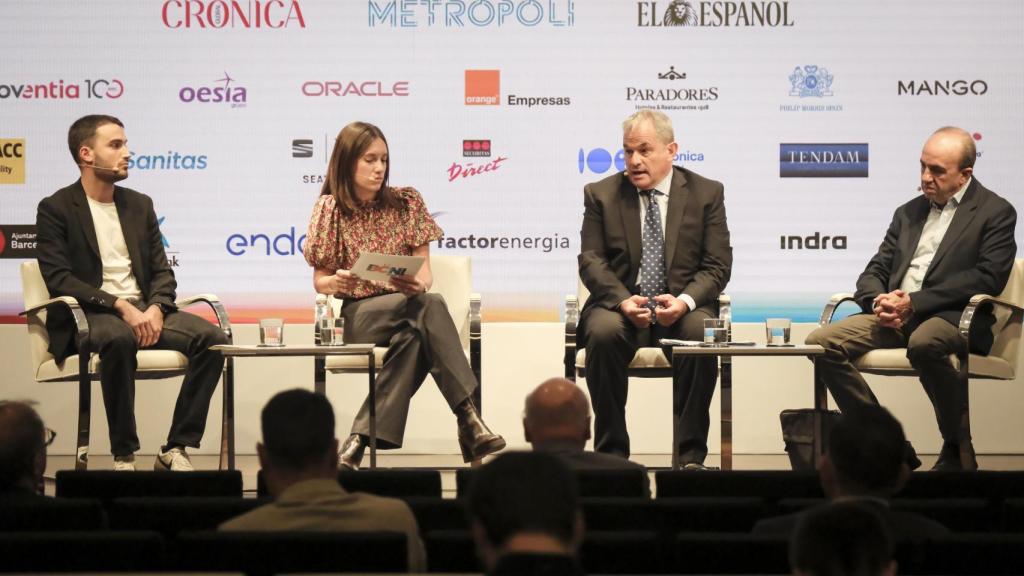 De izquierda a derecha: Martí Oliveras, meteorólogo; Clara Fernández, moderadora; Francesc Castillo, director de Operaciones de Aigües de Barcelona; y  José Luis Gallego, divulgador ambiental