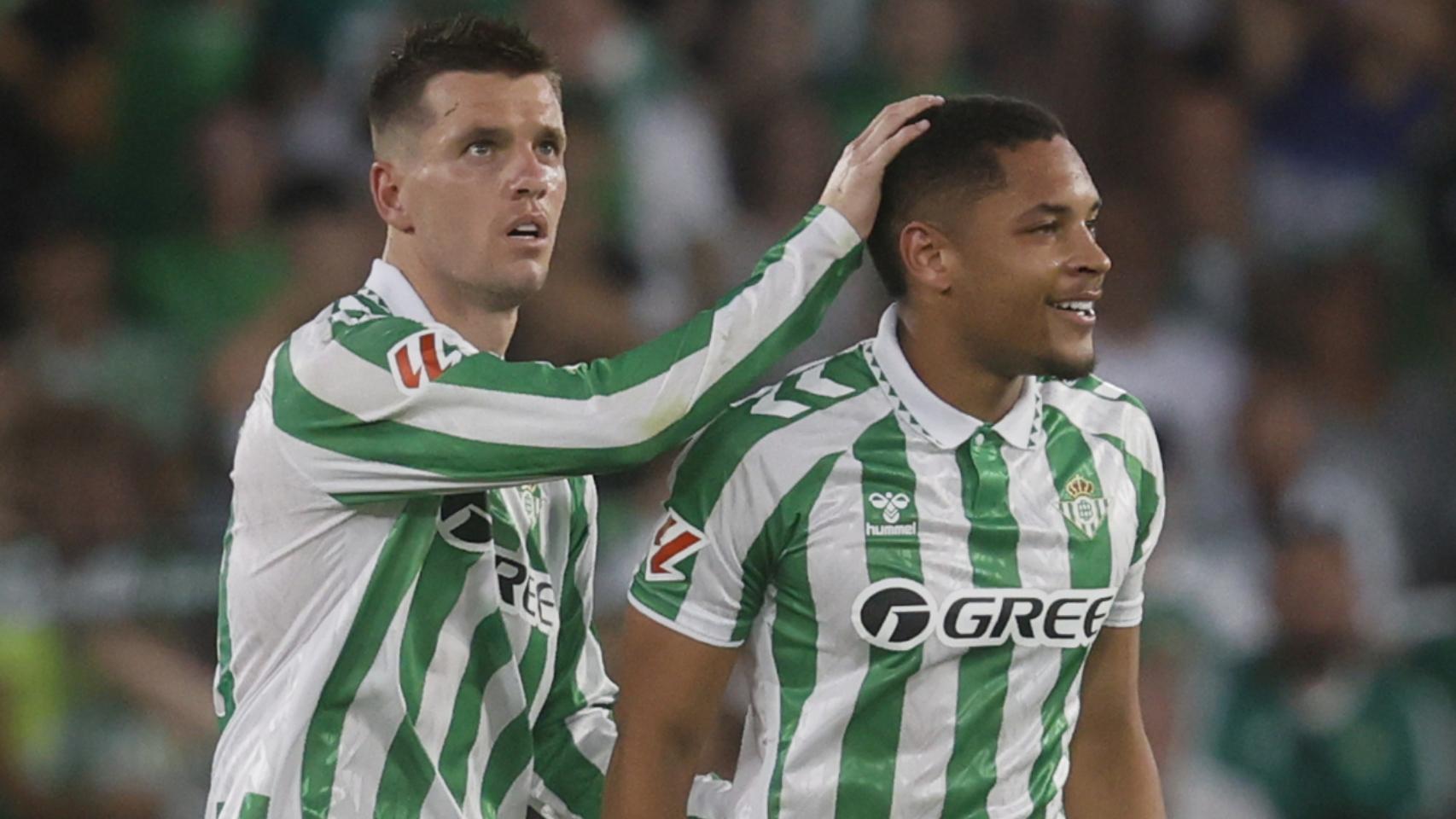 Lo Celso y Vitor Roque festejan un gol del Real Betis Balompié