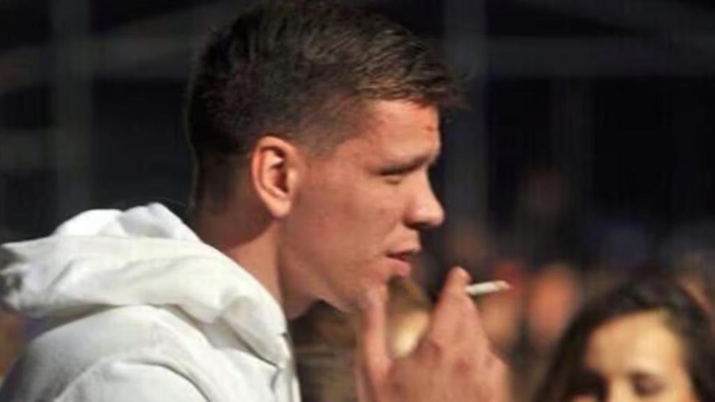 Szczesny, fumando un cigarro en la calle