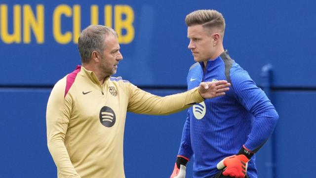 Hansi Flick conversa con Ter Stegen en un entrenamiento del Barça