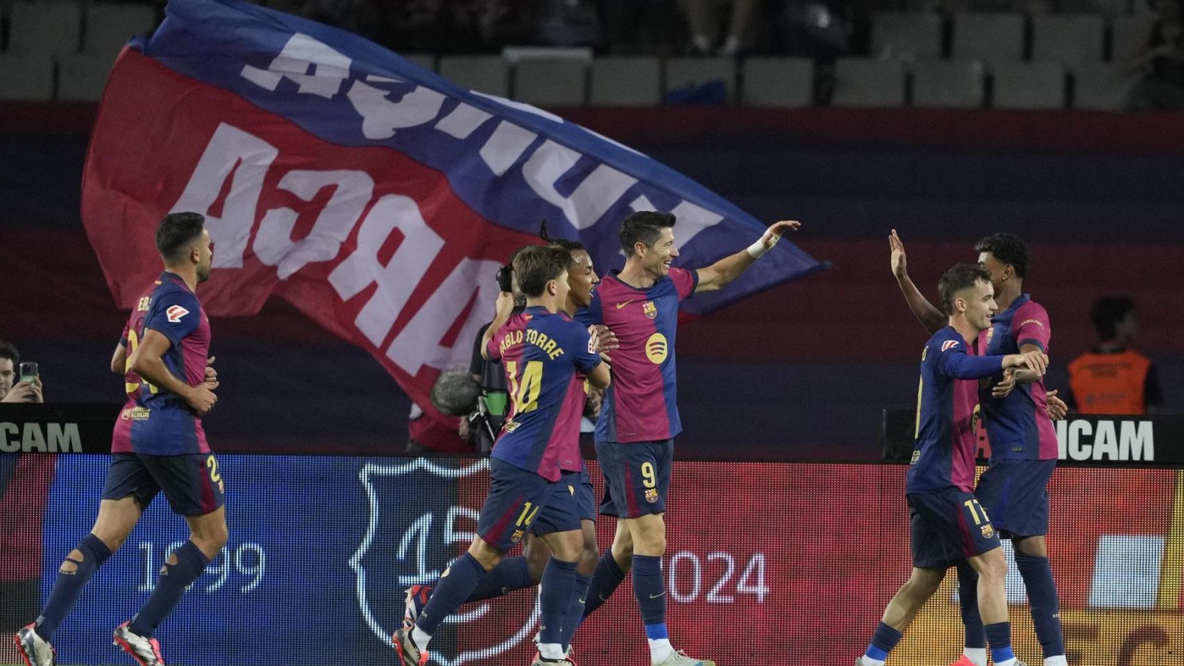 Los jugadores del Barça celebran el gol de Lewandowski.