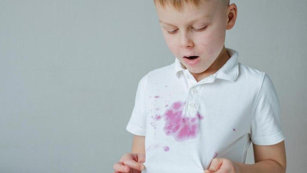 Niño con la camiseta manchada