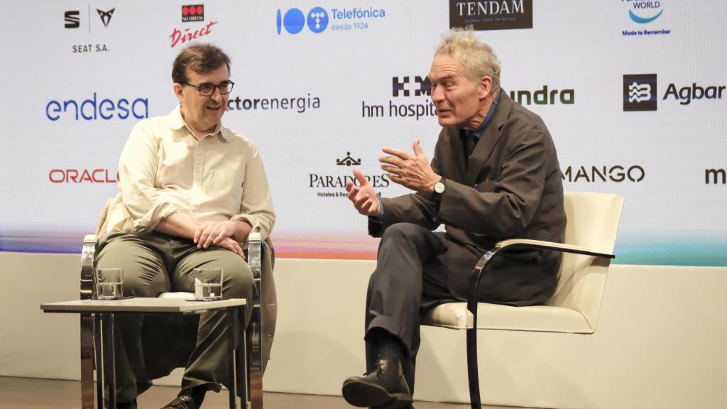 Los escritores Javier Cercas (i) e Ignacio Vidal-Folch conversan en el 'BCN Desperta!'