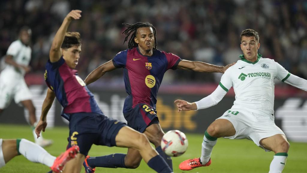 Pau Cubarsí y Jules Koundé, en una acción defensiva contra el Getafe