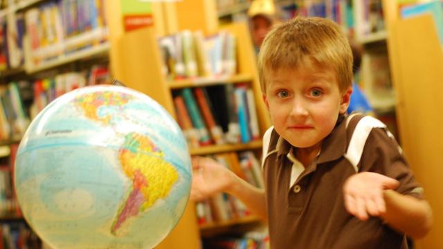 Un niño con cara de no entender algo