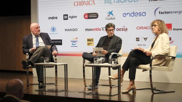 Imagen de Daniel Fernández (Editores de España), el periodista Manel Manchón y Núria Cabutí (Penguin Random House)