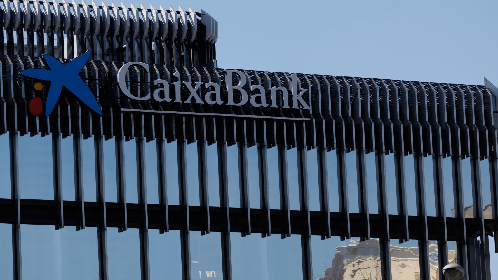 Exterior de la sede de Caixabank en Madrid