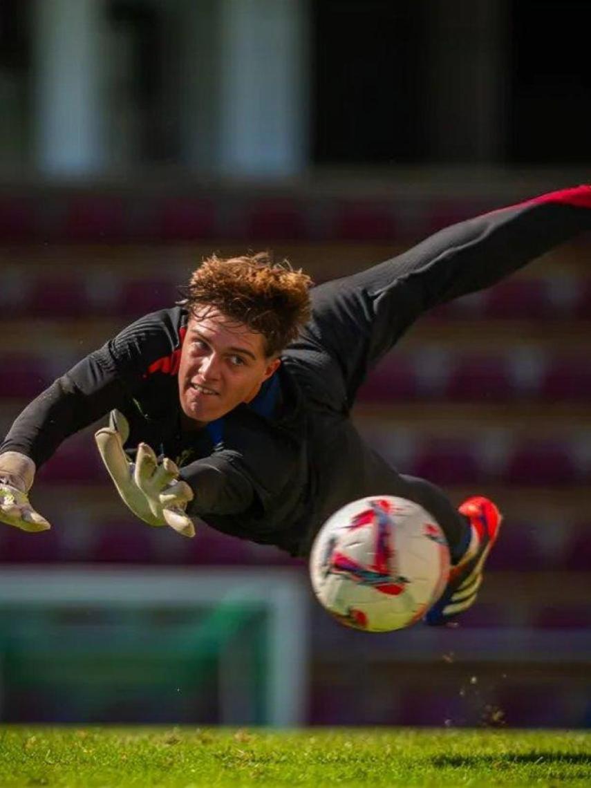 Iker Rodríguez, portero formado en la Masía, durante un entrenamiento