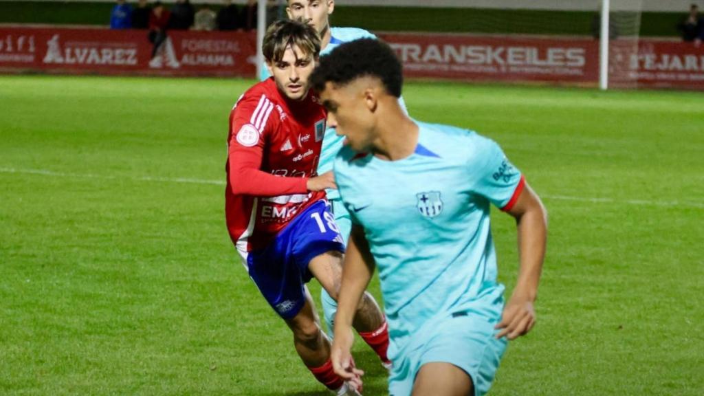 Un jugador del Barça protege el balón en el partido contra el Tarazona