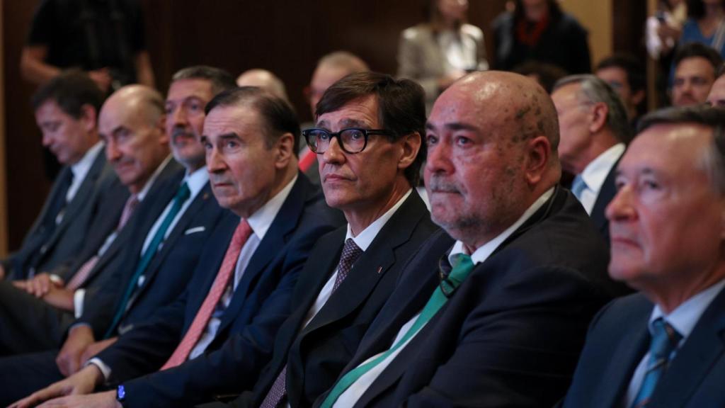 El presidente de la Generalitat, Salvador Illa (c), acompañado por el presidente de Crónica Global, Gonzalo Baratech (4i); el abogado Miquel Roca (3i); el 'conseller' Miquel Sàmper (2i); el director de El Español, Pedro J. Ramírez (i); el consejero delegado de Crónica Global, Xavier Salvador (d), y el consejero delegado de Criteria, Ángel Simón, en la clausura del 'BNC Desperta!'