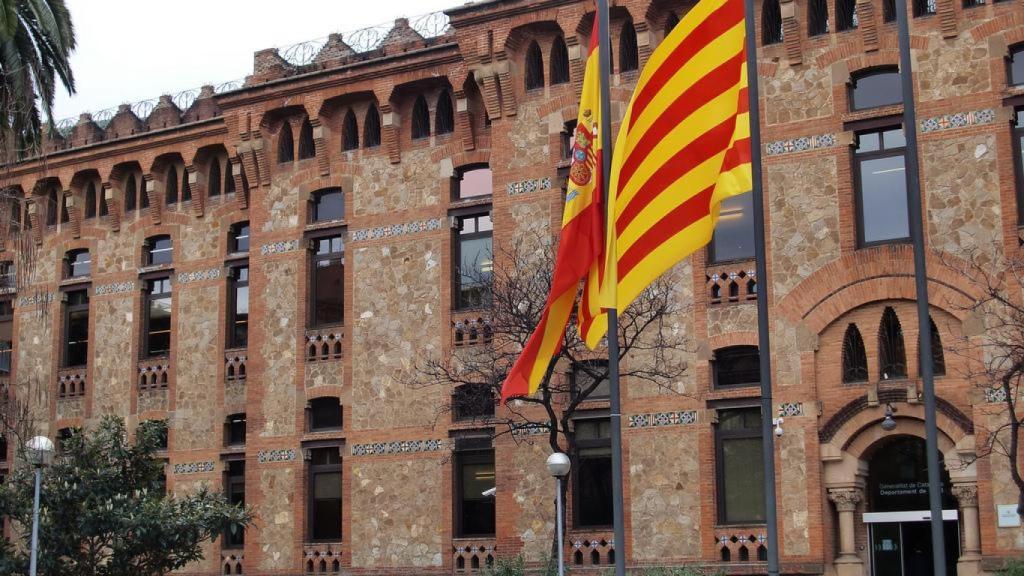 Fachada del Departamento de Salud en Barcelona