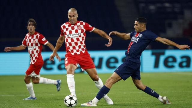 Oriol Romeu, jugador cedido por el Barça, en una disputa de balón contra Hakimi