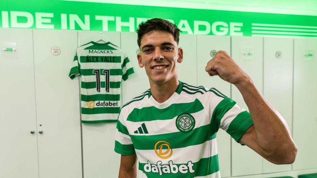 Álex Valle, in his presentation with Celtic FC
