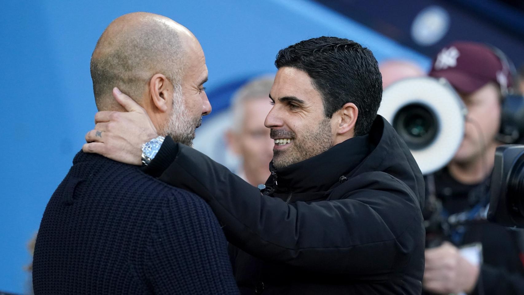 El abrazo entre Pep Guardiola y Mikel Arteta en un partido de la Premier