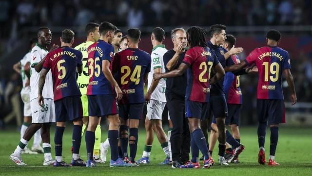 Hansi Flick felicita a los jugadores del Barça por la victoria contra el Getafe