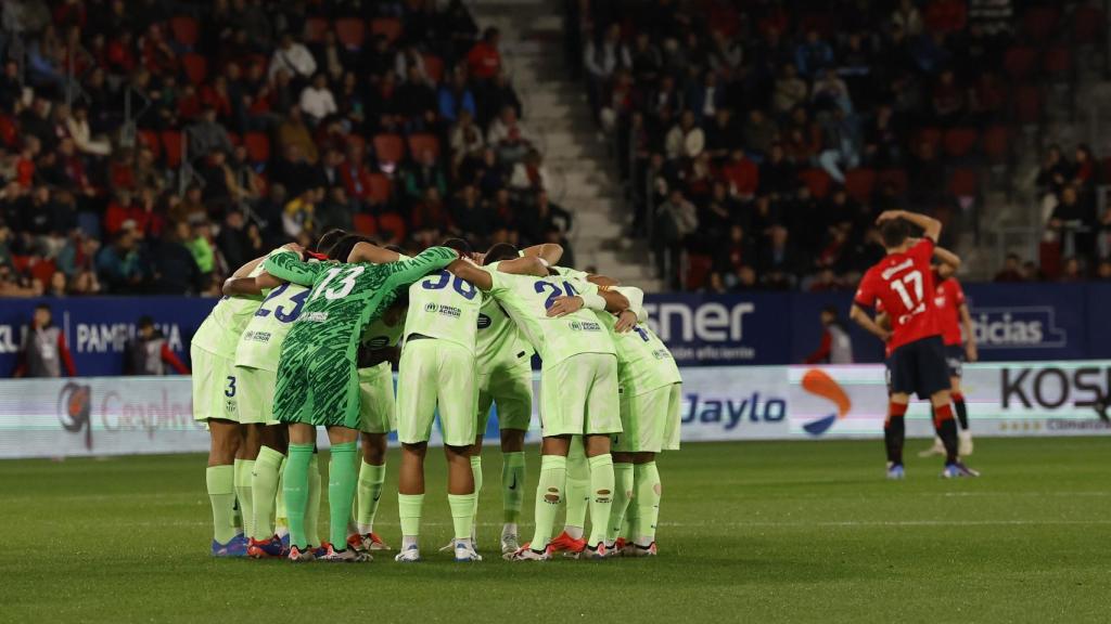 El abrazo de los futbolistas del Barça antes del partido contra el Osasuna