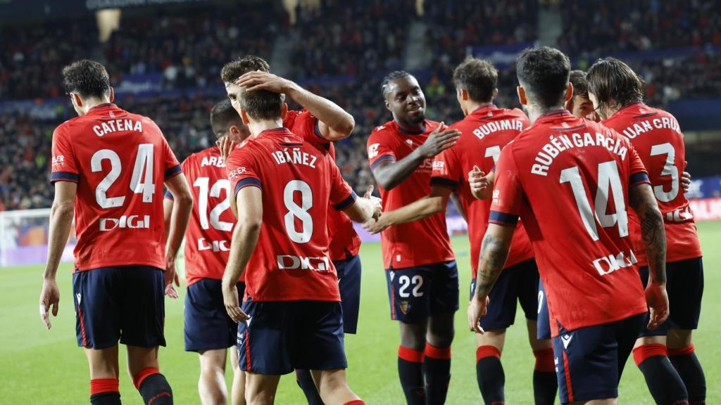 Los jugadores del CA Osasuna festejan el gol de Budimir contra el Barça