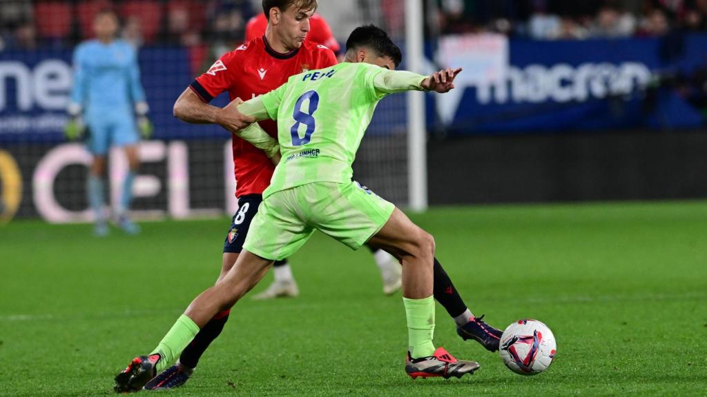 Pedri disputa un balón en el Osasuna-Barça