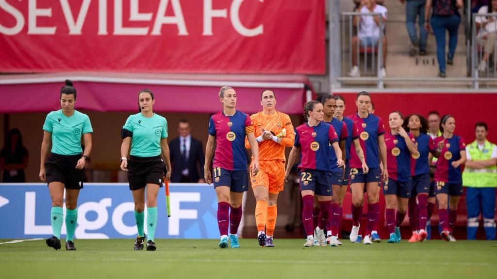 Las futbolistas del Barça Femenino salen al campo del Sevilla