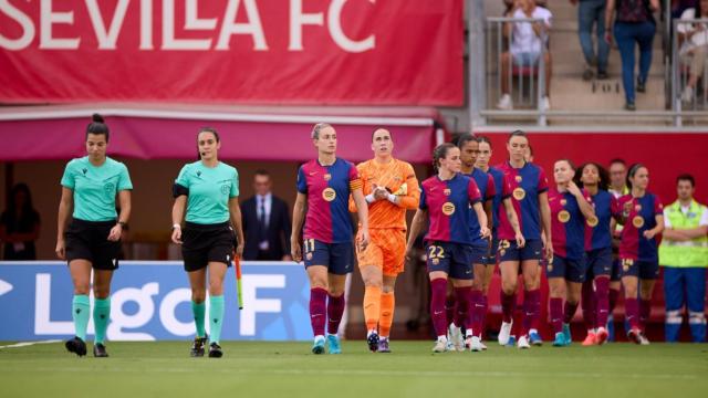 Las futbolistas del Barça Femenino salen al campo del Sevilla