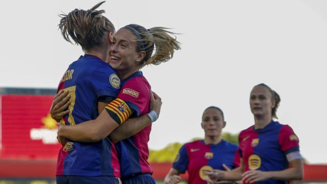 El abrazo entre Ewa Pajor y Alexia Putellas en la goleada del Barça contra el Granada