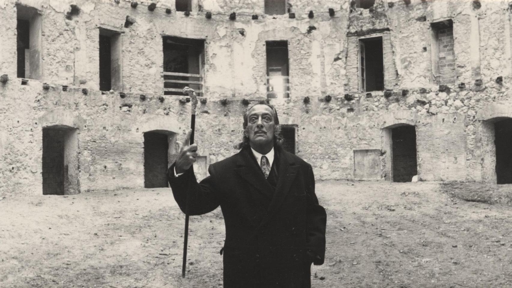 Imagen de Salvador Dalí durante la construcción del Teatro-Museo