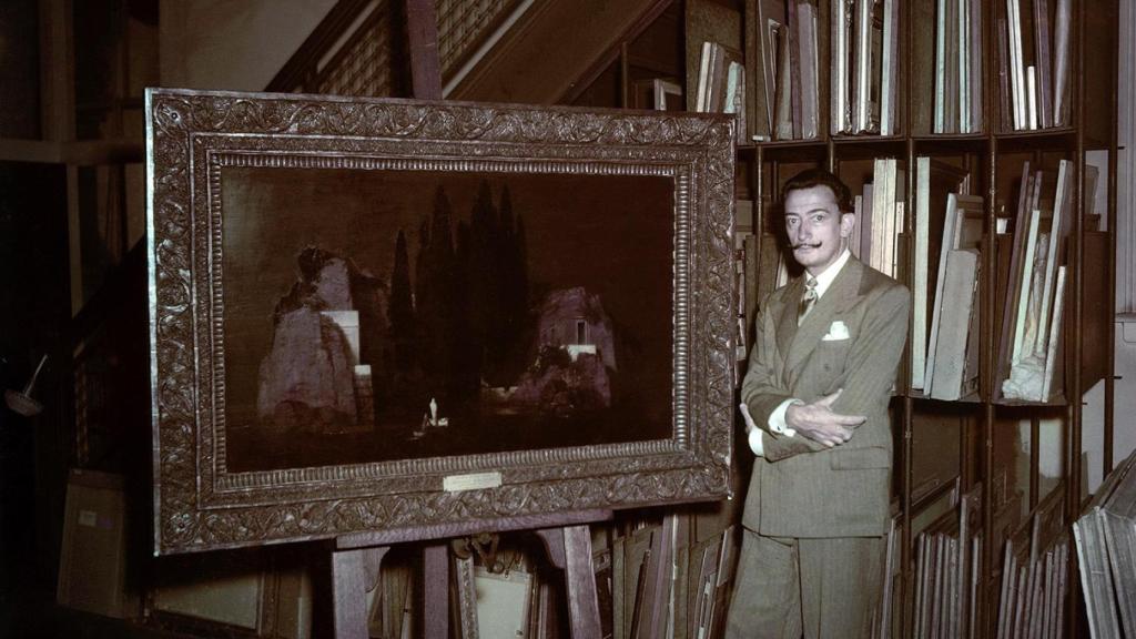 Dalí junto a un cuadro de Arnold Böcklin en Nueva York