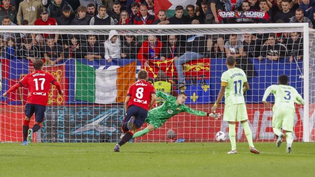 Iñaki Peña no detiene el penalti de Budimir en el Osasuna-Barça